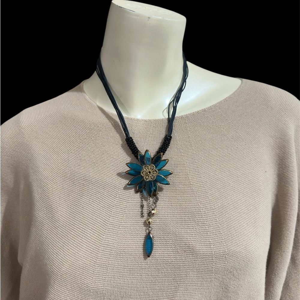 Chic Blue Floral Pendant Necklace